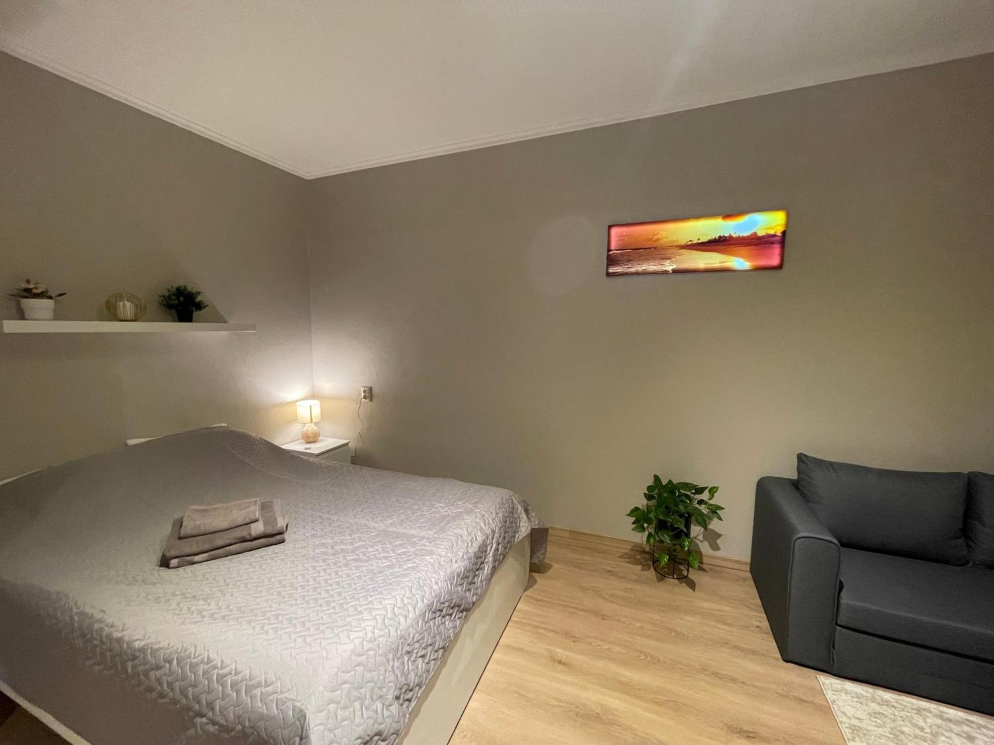 Cozy Close To Airport